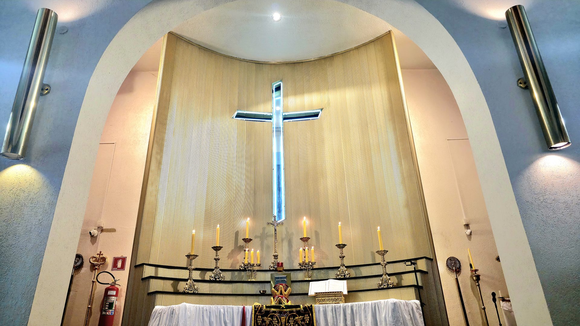 Interior da Igreja Sede com o altar e a cruz