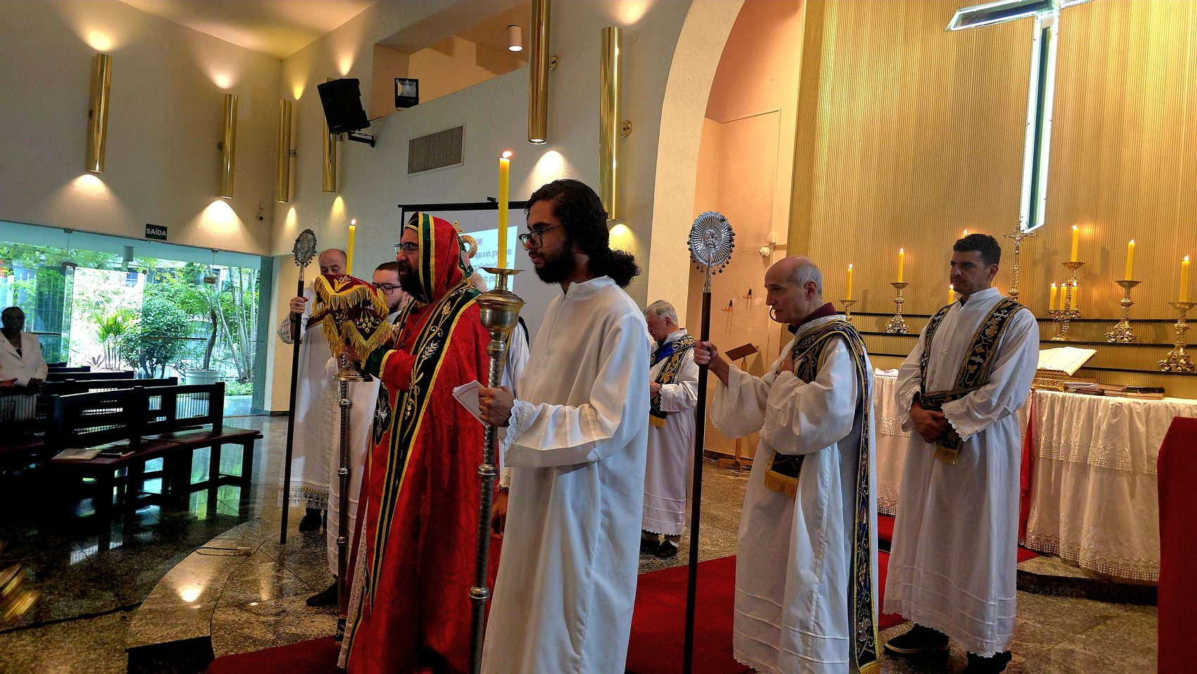 Clero em procissão durante a Divina Liturgia