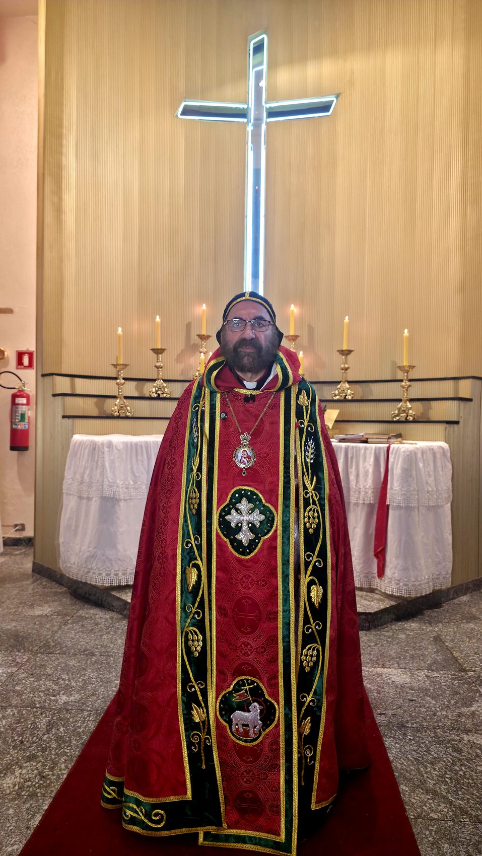 Sacerdote em vestes litúrgicas