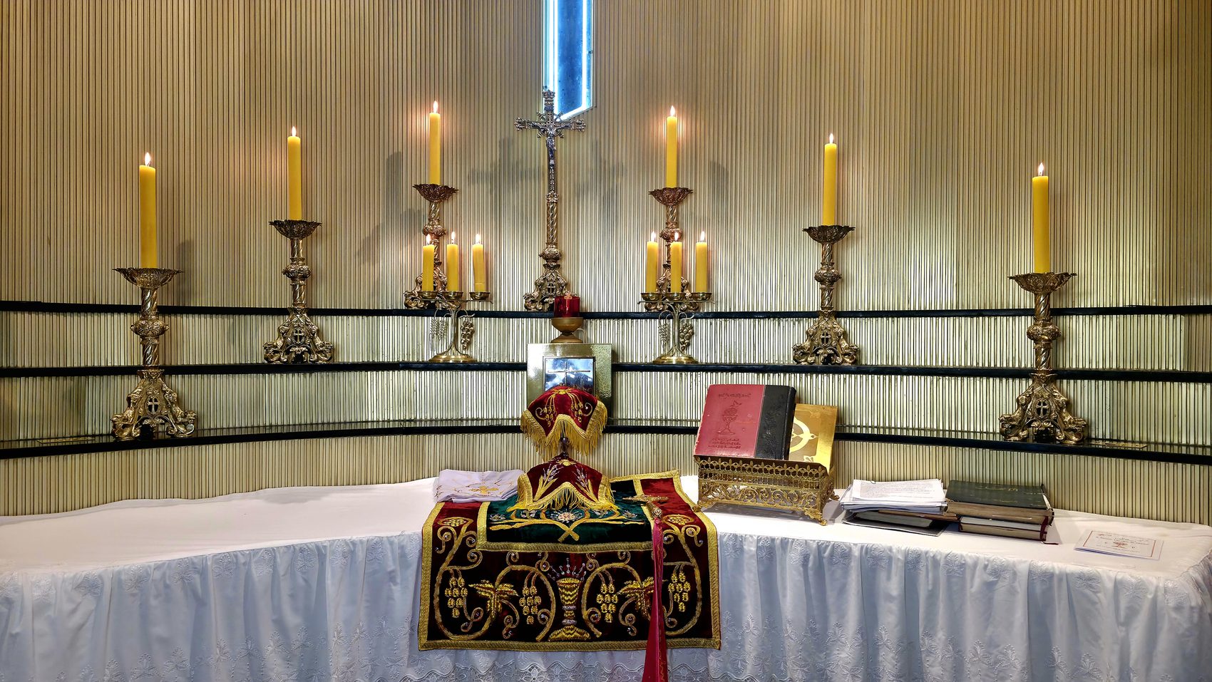Padre no altar lateral